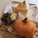 Furandoru - ももちゃん、ようやく食べれました！
                        ブドウのレアチーズもおいしい♡