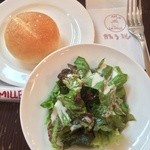 カフェ・ラ・ミル - セットのサラダとパン