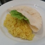 インドラ - ターメリックライスにぷっくらと膨らんだピタパンが付きます