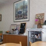 洋食おがわ - 店内の様子、いろいろ飾ってありますね～。