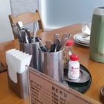 洋食おがわ - テーブルの上の様子です