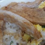 洋食おがわ - 豚ロースは薄めでさっくりと歯切れが良い