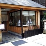 栄茶屋 本店 - 蕎麦うちの様子