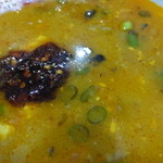 ノング インレイ - 揚げ唐辛子を入れたモヒンガーのスープ
