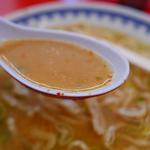 赤湯ラーメン 龍上海 - スープはニンニクっぽい香りの味噌味