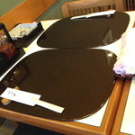 事前に用意されているプレートと箸。