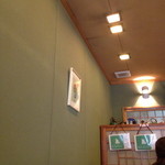 なかばし - 落ち着く雰囲気の緑の壁。