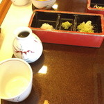 なかばし - 薬味とつゆの入った徳利、蕎麦猪口。