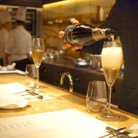 Jean-Georges Tokyo - キッチンが見渡せるカウンター席でシャンパーニュ