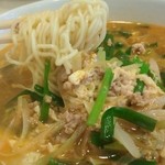 一番 - 卵入り四川麺の麺はまあまあ美味しい