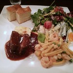 アモーレ赤坂 - 日替わりワンプレートランチ（サラダ、パスタ、メイン、自家製フォカッチャ）