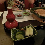 割烹蒲焼 横浜八十八 - 菊正宗一合６８０円とお重の香物