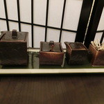 割烹蒲焼 横浜八十八 - 左からタレ・山椒・醤油