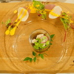 ENCUEIL 神戸北野 - ENCUEIL Lunch Petit course (小海老と枝豆の入った糸もずくのビネガー風味 帆立貝柱のローストと白桃コンポート添え)