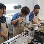 オオエドプラス - 珈琲を淹れてくださってます（撮影了承済）