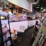 カフェオットー シクロ - お店はビルに沿って細長く作ってあり一番奥の喫煙席と禁煙席は分煙されてるんでタバコの嫌いな私は助かります