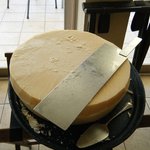 アルゾーニ・イタリア - 大きなチーズの塊