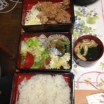 丸屋 - 妻が頼んだ唐揚げ定食