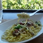 クイーン クック カフェ - パスタは歯ごたえがいいくらいに茹でられています。