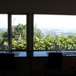 クイーン クック カフェ - カウンターは飯塚市近郊を一望できます。