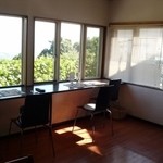 クイーン クック カフェ - とても明るい室内です。