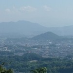 クイーン クック カフェ - 遠くボタ山が見えます。
      その向こうは大分県中津市・日田市方面です。