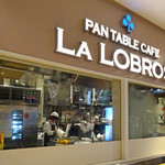 LA LOBROS PAN TABLE CAFE - パン窯が見えます