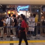 ギャレットポップコーンショップス　 東京駅店 - 変わらず混んでます。この時点で1時間30分待ちの表記が・・