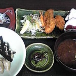 牡蠣屋 - 牡蠣屋定食\2000（牡蠣オイル漬け、牡蠣フライ、牡蠣めし、牡蠣入赤だし）