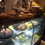 バロワーテラス - 入口にTake awayもOKなショーケース