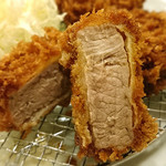 とんかつ志乃 - ヒレカツの断面です。