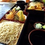 そば処東京玉川屋 - 手前・天もり蕎麦、奥・天ざる蕎麦