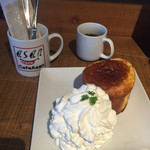 カフェ アサン - プレーンケーキ。
スフレ生地に甘すぎないホイップクリームが合ってとてもおいしかったです。