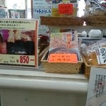 宇奈月駅喫茶 - カウンター展示。『黒部峡谷わくわく弁当』が美味しそう。