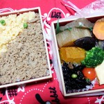 まつおか - 鶏そぼろ重弁当　全容