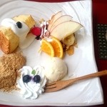 町家カフェ 太郎茶屋鎌倉 - 町家カフェ 太郎茶屋鎌倉 ランチのデザートプレート わらび餅にシフォンケーキに果物にアイスに・・・なんというボリューム(笑) fromグリーンロール
