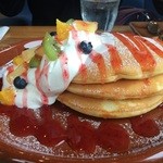 Tona cafe - ベリー系のパンケーキ（果物苦手なので、食べてないです。写真だけ…）