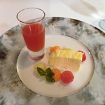 ホテルグランバッハ熱海クレッシェンド - ミルクアイスとスイカジュース