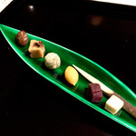 下鴨茶寮 - サービスの茶菓子！メニューが終わって…と思った頃に出てきます。憎い演出ですね！
      （￣+ー￣）