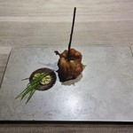 レヴォ - ～新湊の穴子/焼き茄子～：新湊で採れた穴子に、クロモジの木 が刺してあります。引き抜くととても良い香りがします。左脇には茄子のソースに、茄子のチップとホウキ草が添えられています。絶品です。　