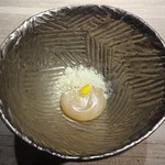 レヴォ - ～マンゴー/ココナッツ/貴蒸酒～：卵の黄身にも見える円形の部分は、貴腐ワインの様な甘い富山の日本酒 貴蒸酒 萬壽泉 とマンゴーで作られています。甘い香りが広がります。ココナッツパウダーと共に頂きます。