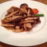 キッチンプラス - ポークソテーのキノコ・ジンジャー・ソースがけ（1080円）