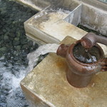 徳也茶喫館 - 店舗前の井戸。お茶と水のかかわりの演出でしょうね。