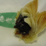 徳也茶喫館 - 焼きたてで、未だほんのり温かく、月餅の如き濃厚な濾し餡が包まれています。