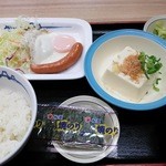 松屋 - ソーセージエッグ定食（400円）