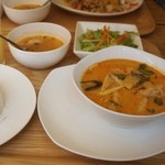 ランチ レッドカレー
          