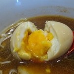 麺屋 武吉 - 煮玉子炸裂！！スープ上の炸裂は出汁に染まるありがたやありがたや