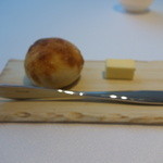 レミニセンス - ラビットに特注しているという、米粉入りもちもちパン（バターも美味しくて５個食べてしまいました）