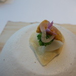 レミニセンス - 風味豊かな大きなキタムラサキウニと葛のチュイル