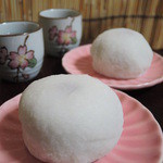 たねや - 写真では分かりにくいけど、大福のお餅部分(皮)に
      近江米が使われていて、お米の粒感を残しているそうだよ。
      手に持った時にそれが分かります。
      